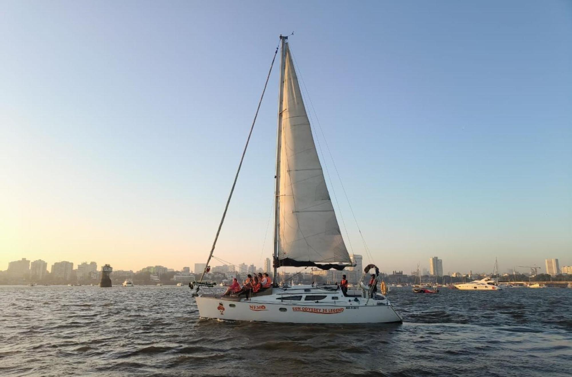 Hotel na wodzie Sailing On Luxury Yacht *